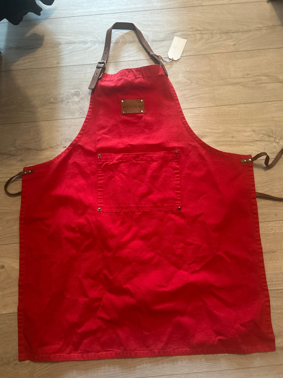 Nieuw rood schort van Kook met leren banden, Huis en Inrichting, Keuken | Keukenbenodigdheden, Overige typen, Verzenden, Nieuw