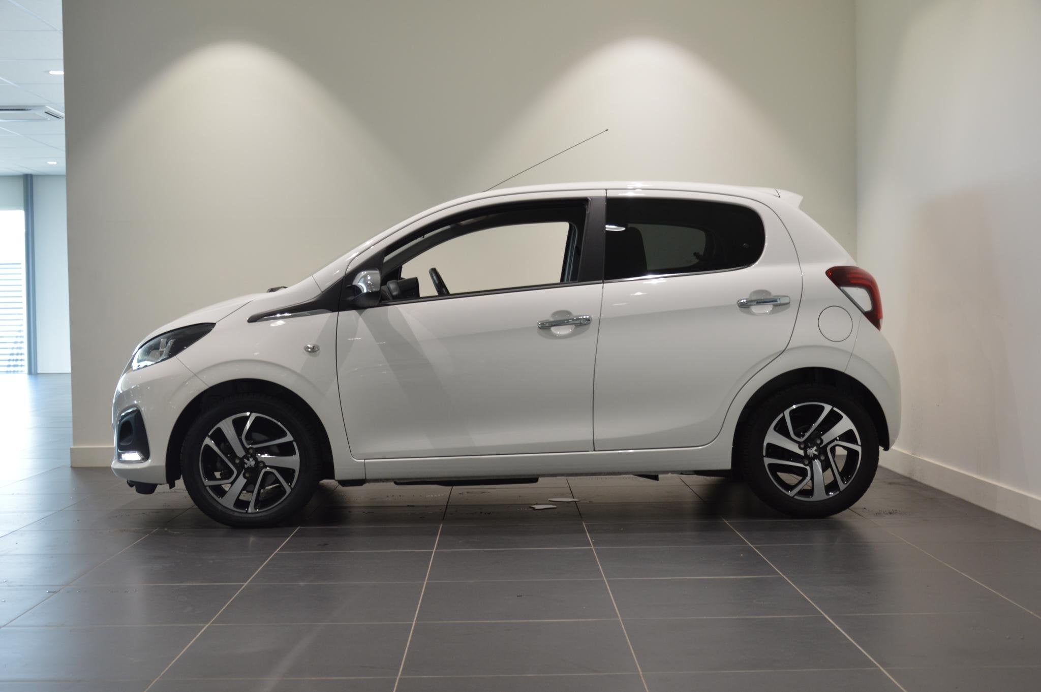 Peugeot 108 1.0 e-VTi Allure Groot scherm en camera, 12 maanden, Stof, Gebruikt, 4 stoelen