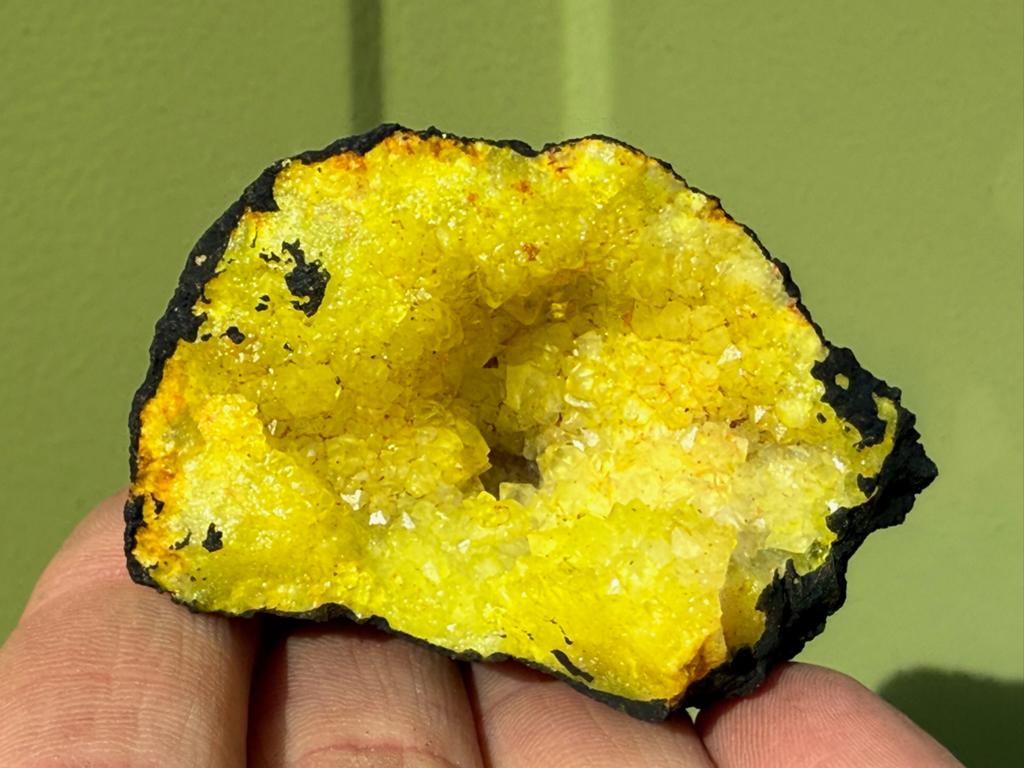 Powerboll geode mineralen fluorescerende UVActief, Ophalen of Verzenden, Mineraal