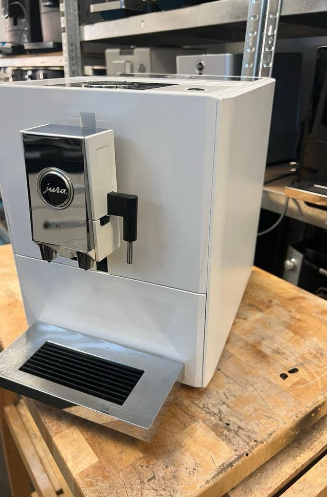 Jura a 7, Afneembaar waterreservoir, Info@jura.com, 10 kopjes of meer, Koffiemachine