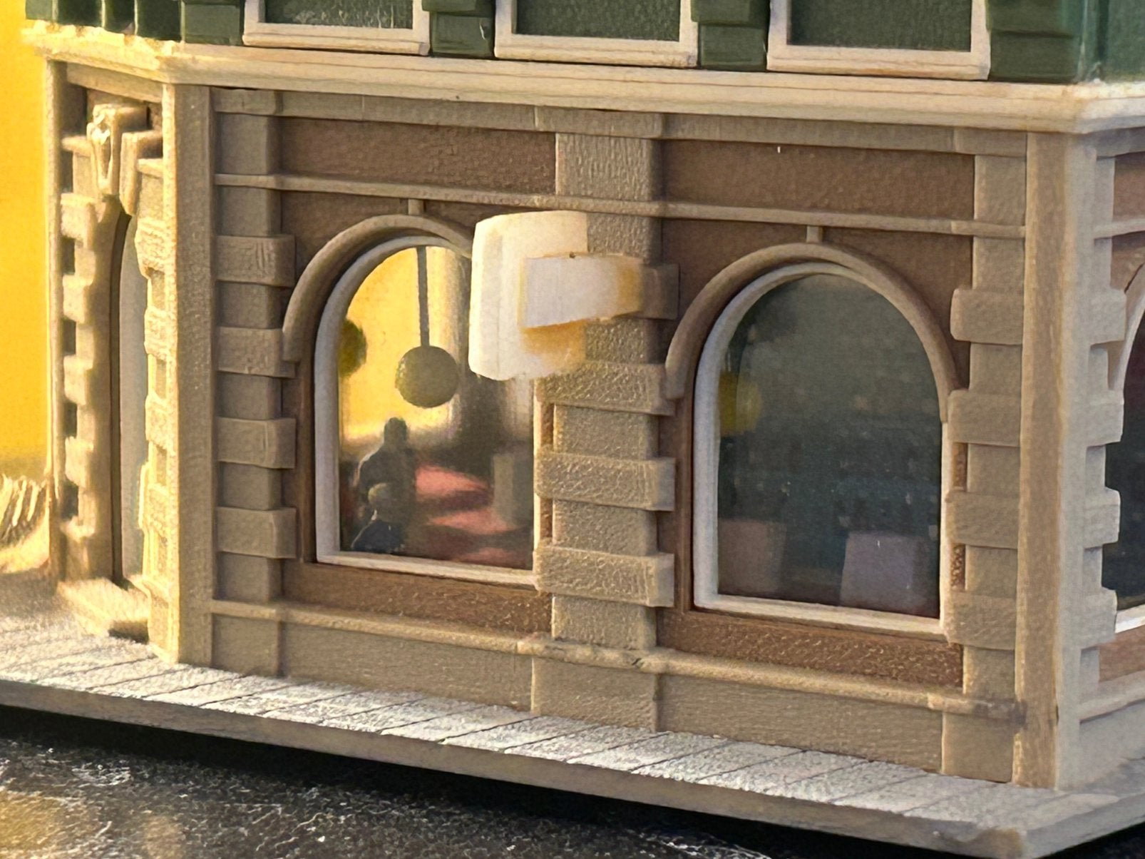 N spoor hoek gebouw met binnenkant details, Hobby en Vrije tijd, Modeltreinen | N-Spoor, Overige merken, Gelijkstroom of Wisselstroom