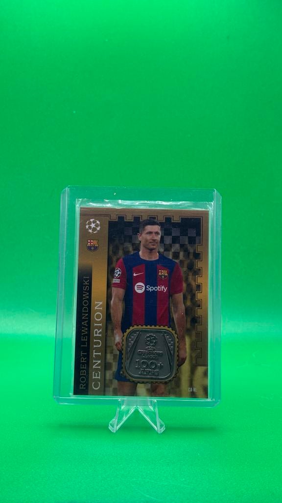 Topps Match Attax 23/24 Centurion Robert Lewandowski Relic, Ophalen of Verzenden, Nieuw, Buitenlandse clubs, Spelerskaart
