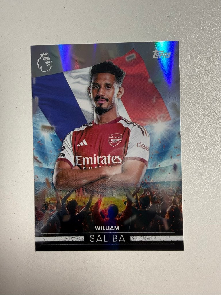 William Saliba Flying The Flag Topps Premier League 2026-27, Ophalen of Verzenden, Nieuw, Buitenlandse clubs, Poster, Plaatje of Sticker