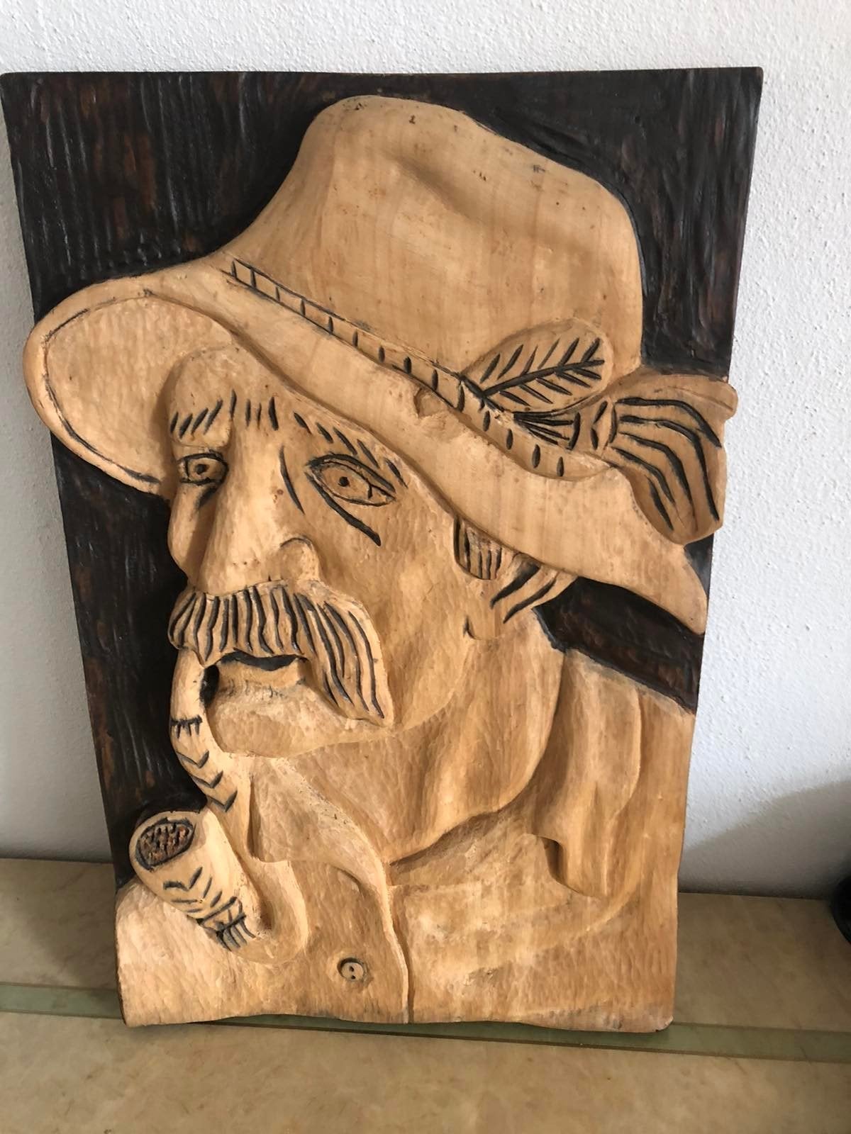 Uniek handgesneden houten reliëf van man met pijp, Antiek en Kunst, Houtsnijwerk, Handgemaakt, Hout, Bruin