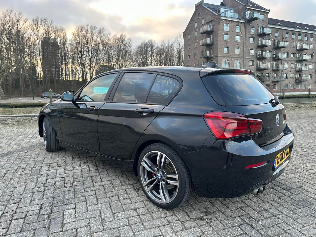 BMW 1-Serie 120i Lci2, Auto's, BMW, 1998 cc, Achterwielaandrijving, Zwart, 4 cilinders