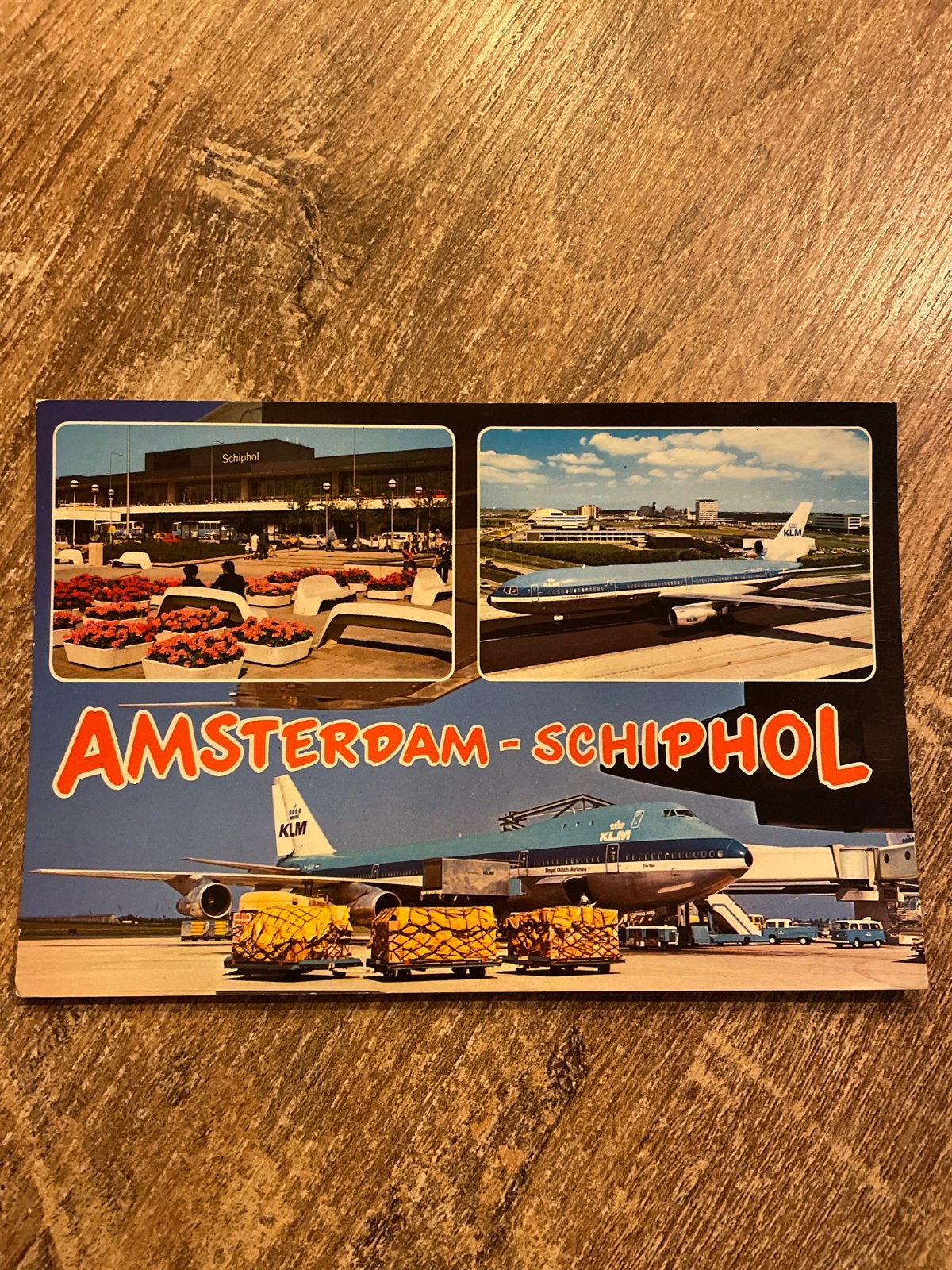 Vintage Ansichtkaart Amsterdam Schiphol KLM Vliegtuigen 1985, Verzamelen, Ophalen of Verzenden, 1980 tot heden, Gelopen, Noord-Holland