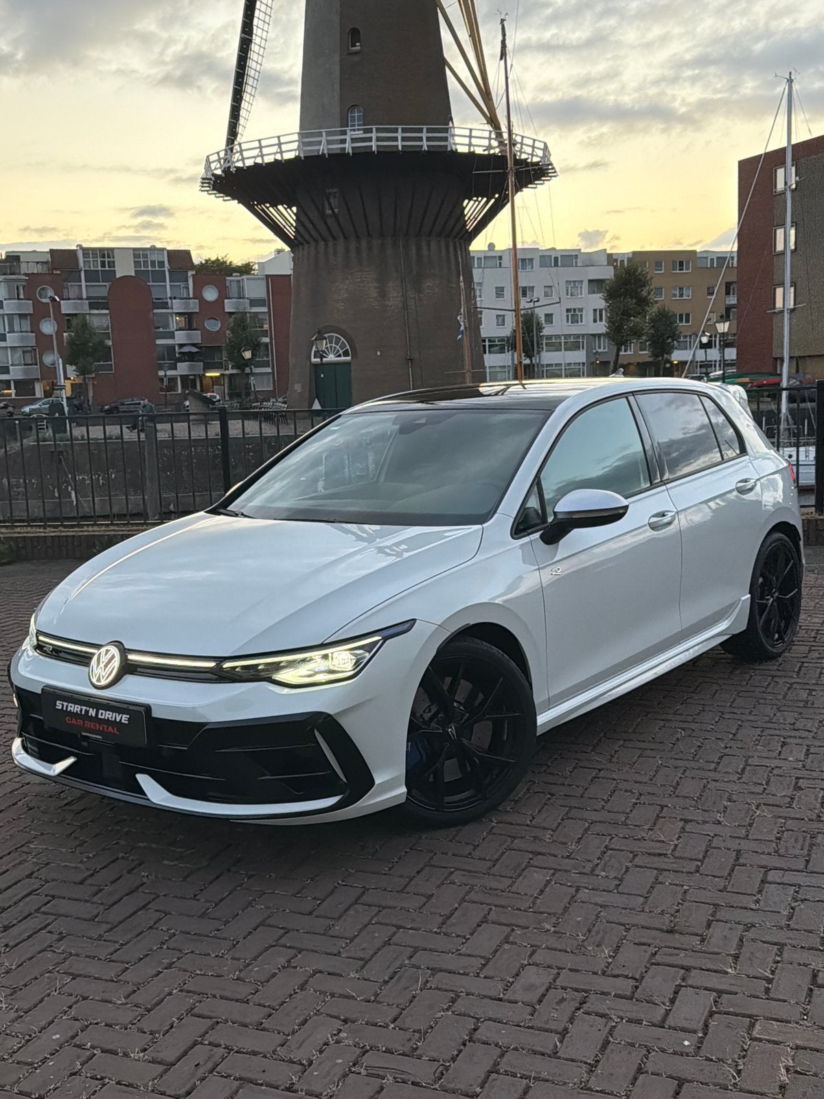 Volkswagen Golf 8,5R Performance (333PK) Te Huur, Automaat, Zwart, 4 cilinders, Wit