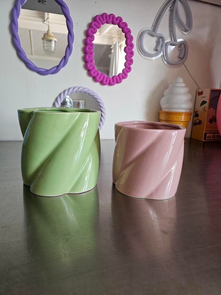 Speelse Bloempotten in Spekjes Vorm - Groen & Roze, Ophalen of Verzenden, Overige vormen, Aardewerk, Binnen
