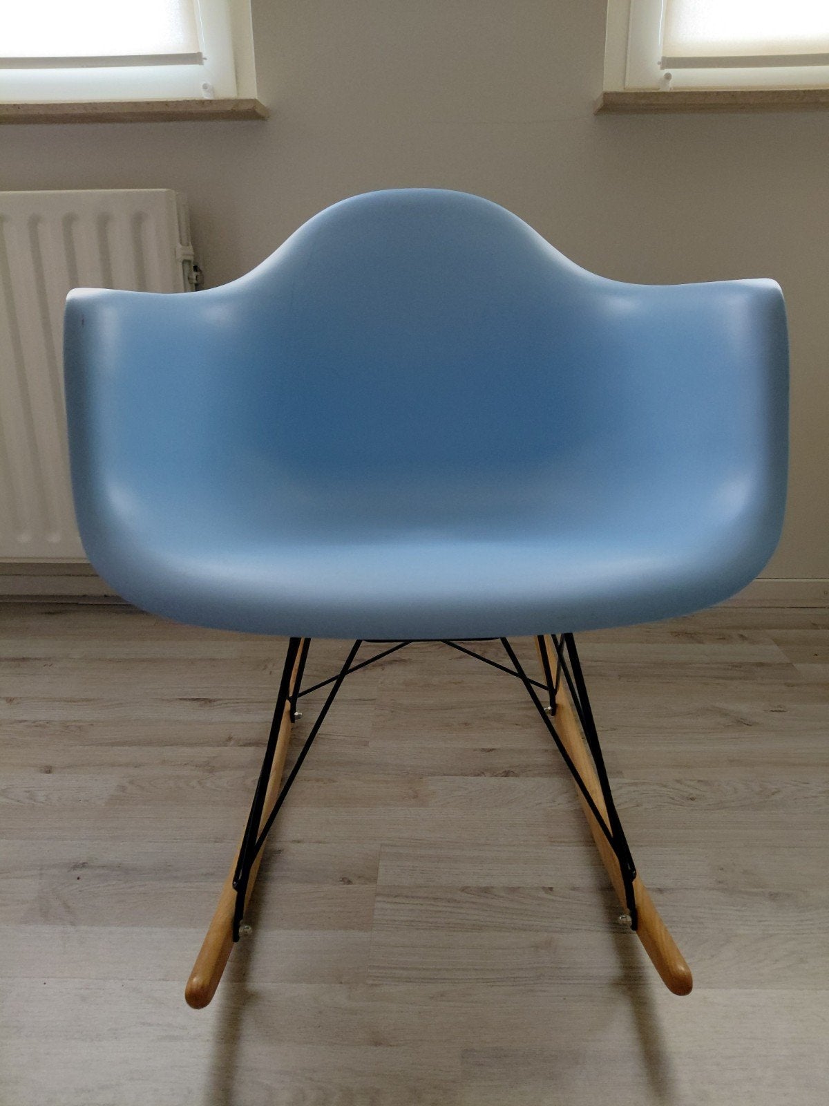 Schommelstoel - lichtblauw, Huis en Inrichting, Stoelen, Eames stijl, Modern, Gebruikt, Hout, Blauw