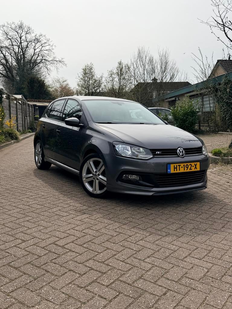 Volkswagen Polo 1.2 TSI R-line PDC CLIMA NAVI CARPLAY MF SW, Metallic lak, Stof, 40 €/maand, Zwart