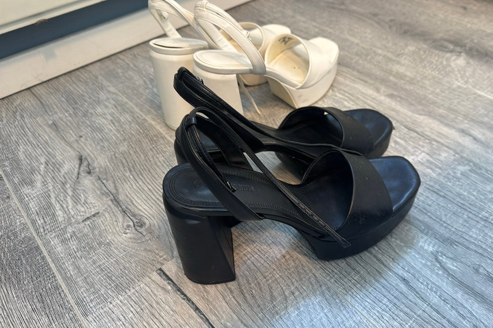 Hoge hakken zwart en wit stradivarius 40, Kleding | Dames, Ophalen, Wit, Schoenen met hoge hakken, Gedragen