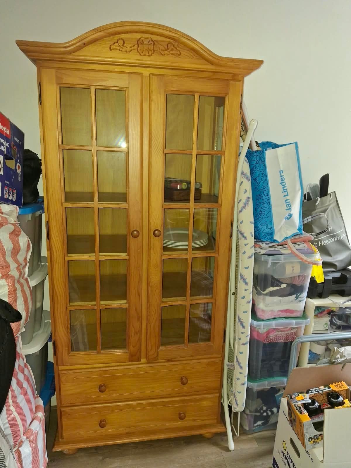 Klassieke houten vitrinekast met glasdeuren en 4 laden, Gebruikt, Met lade(s), Overige houtsoorten, Klassiek, Landelijk