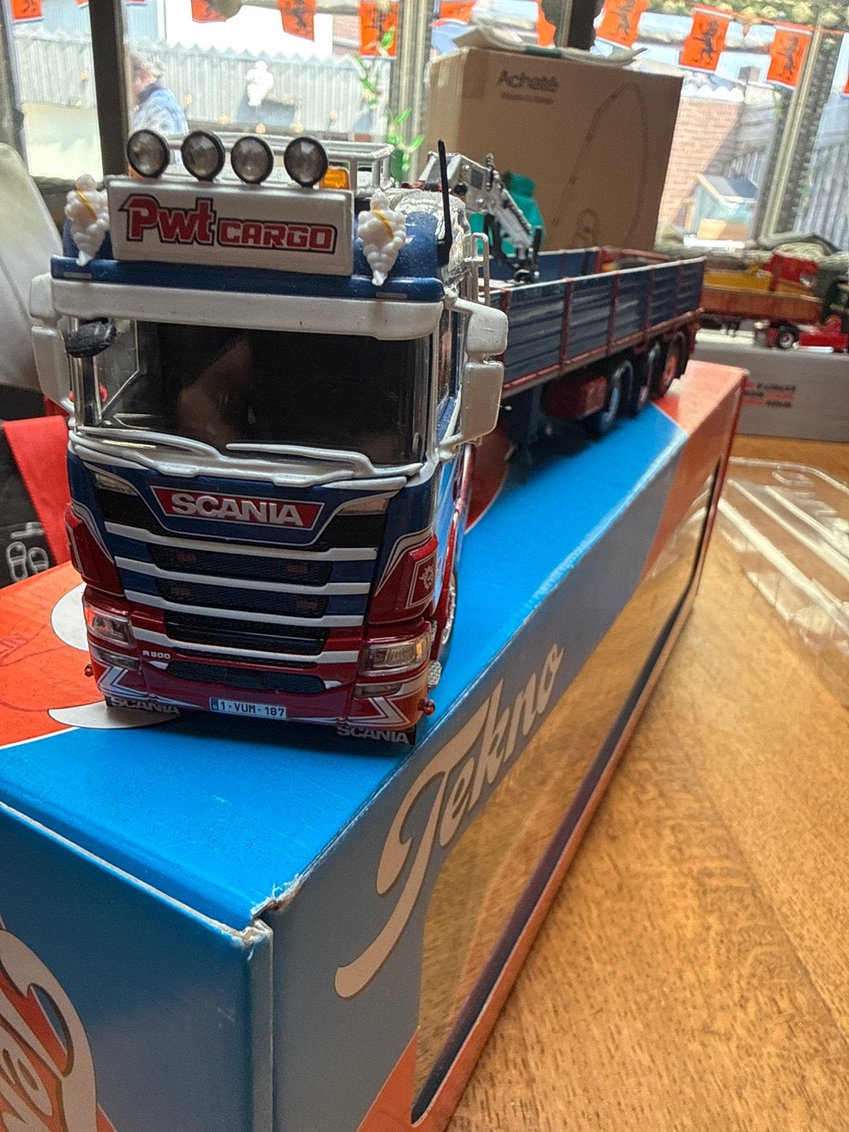 Tekno Scania R500 Pwt Cargo modeltruck met kraan, Overige merken, 1:32 tot 1:50, Ophalen of Verzenden, Zo goed als nieuw