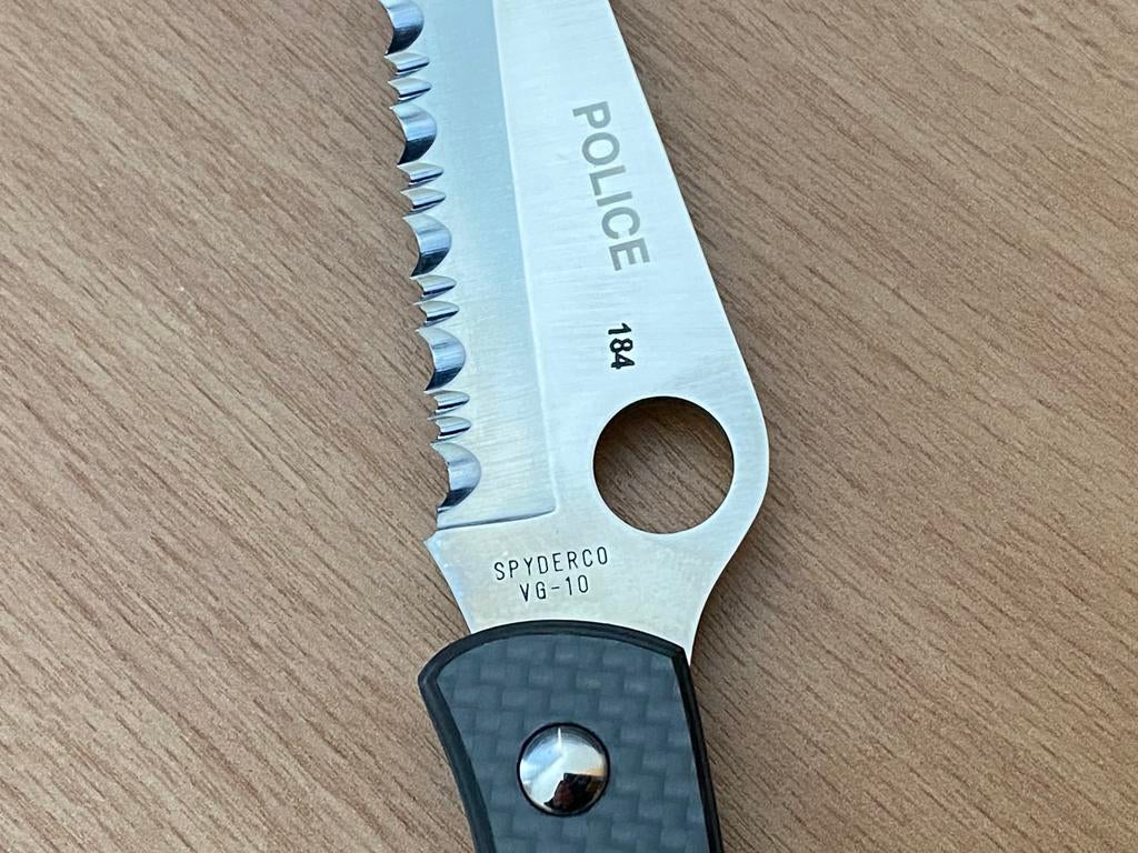 Zakmes Spyderco Police Serrated Carbon genummerd, Verzenden, Mes of Dolk