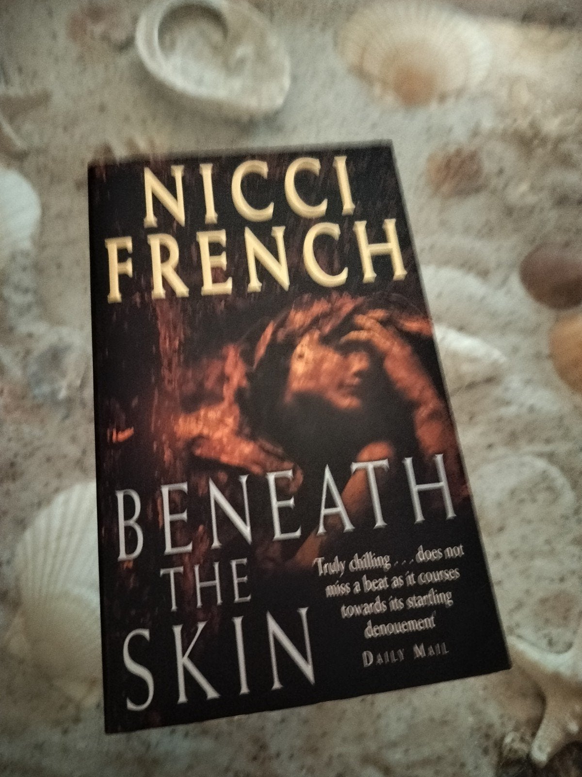 Nicci French - Beneath the skin - English, Ophalen of Verzenden, Gelezen