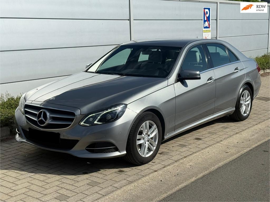 Mercedes-Benz E-klasse 200 BlueTEC Avantgarde, Auto's, Automaat, Gebruikt, Beige, 4 cilinders