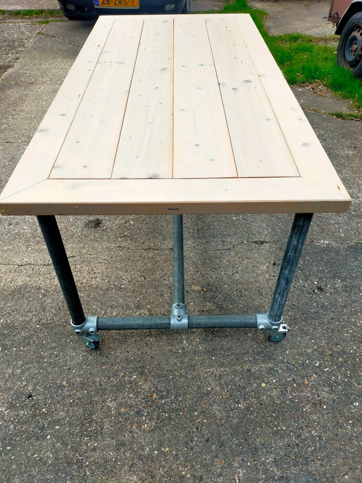 Robuuste houten tafel met metalen onderstel op wielen, Overige houtsoorten, Gebruikt, 150 tot 200 cm, Vier personen