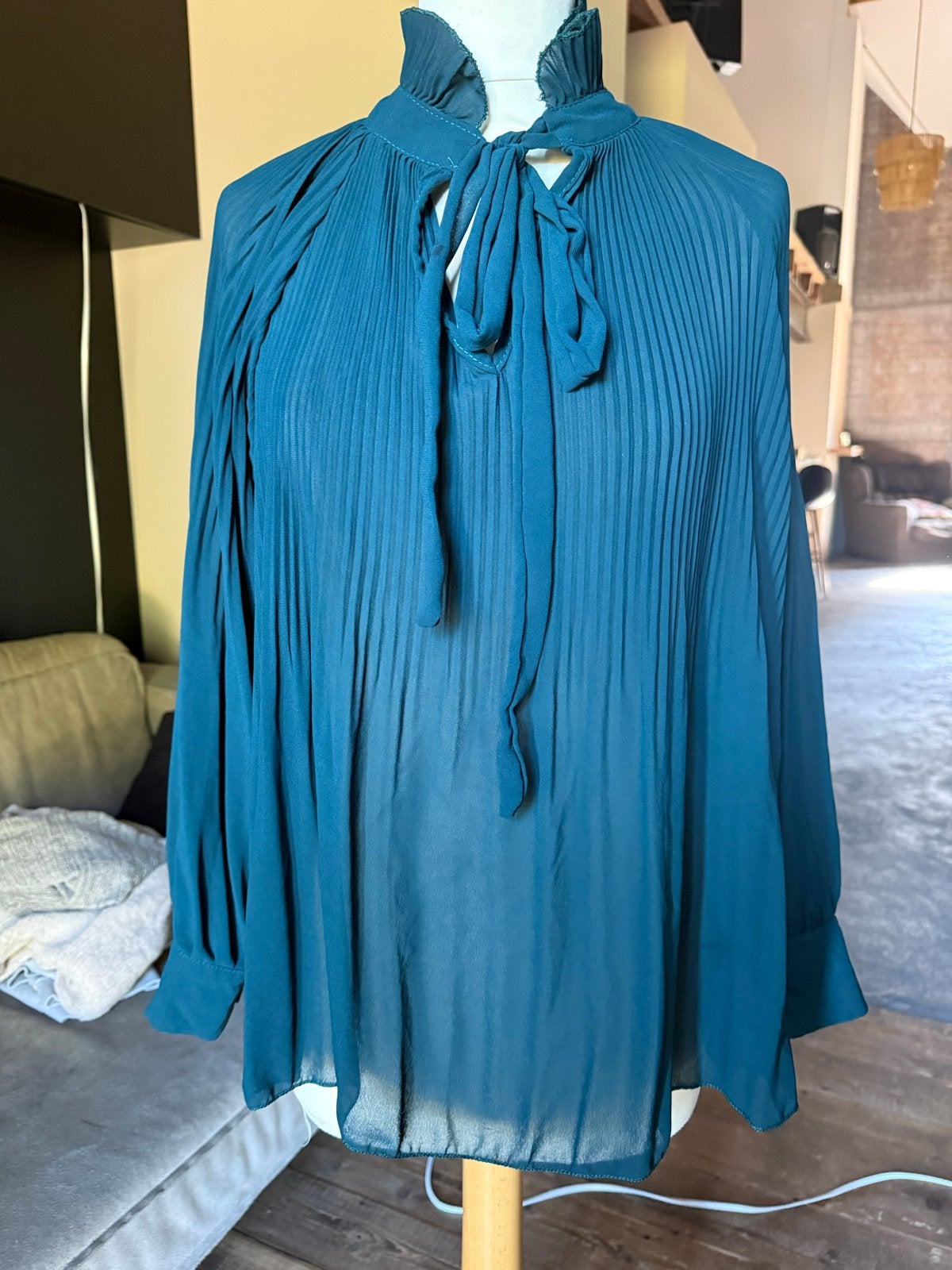 AMBika geplooide blouse met strikkraag - Maat M, Ophalen of Verzenden, Zo goed als nieuw, Maat 38/40 (M), Groen