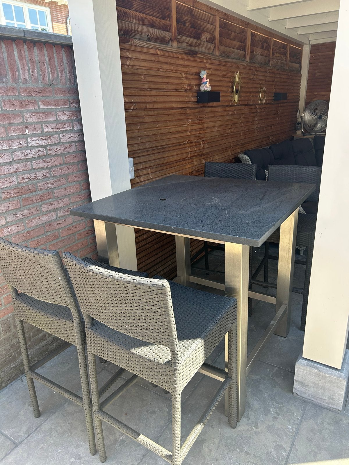 Moderne bartafel natuursteen blad  met 4 wicker barkrukken, Tuin en Terras, Ophalen, 4 zitplaatsen, Gebruikt, Eettafel