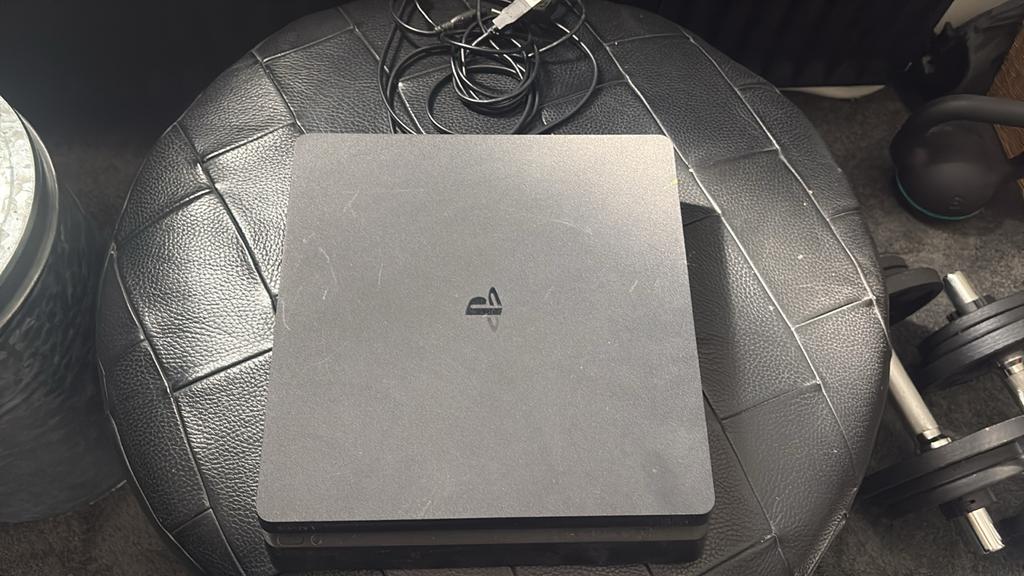 PlayStation 4 Slim 1TB  met 1 controller en racestuur, Spelcomputers en Games, Spelcomputers | Sony PlayStation 4, Ophalen, Zo goed als nieuw