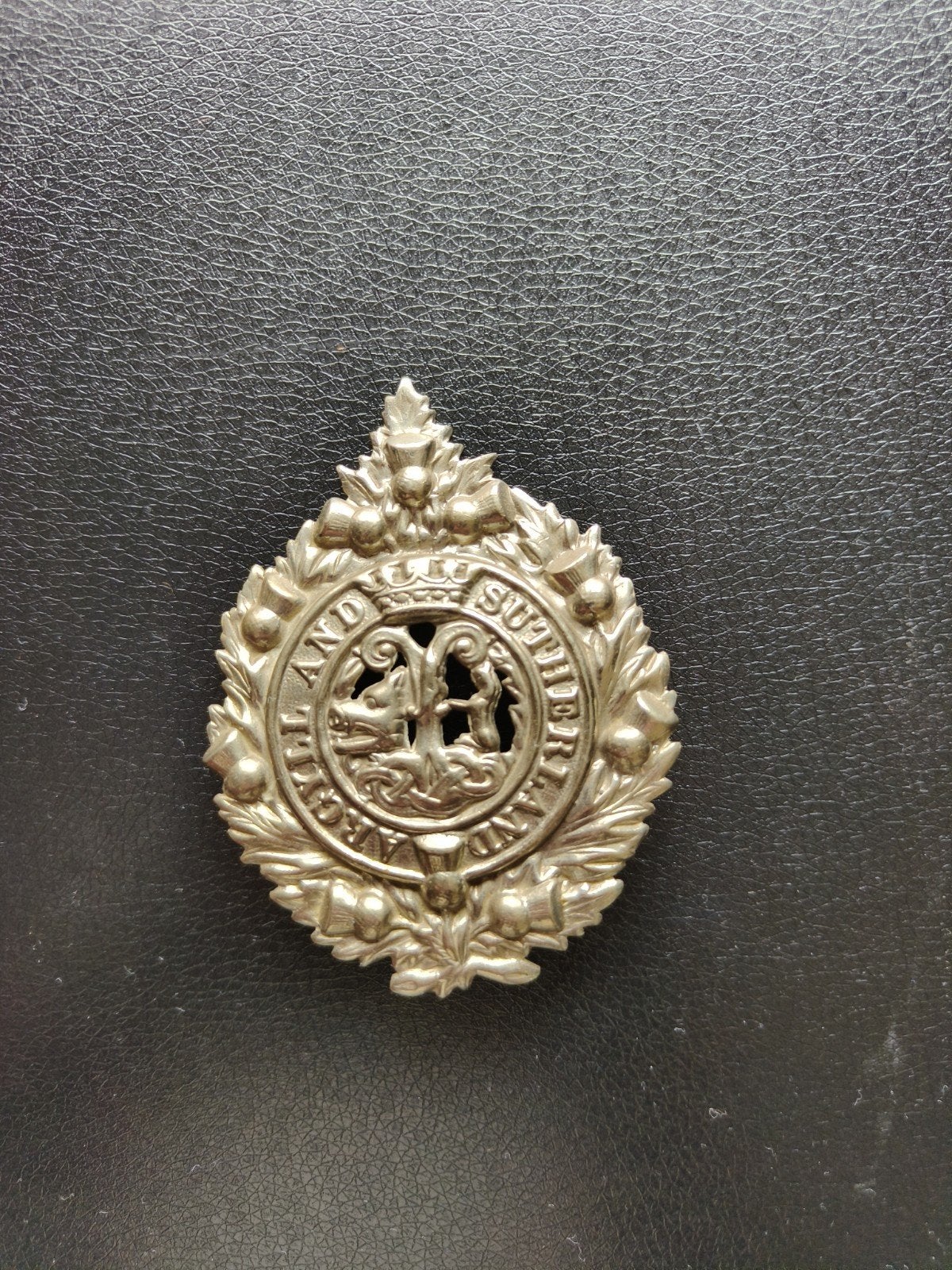 Originele WW2 capbadge Argyll and Sutherland Highlanders., Verzamelen, Ophalen of Verzenden, Landmacht, Engeland, Embleem of Badge