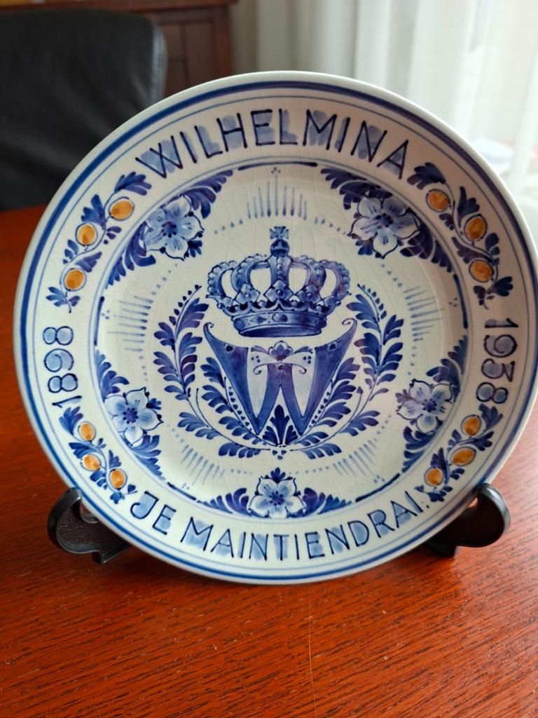 Bord Wilhelmina 1898 1938. Porceleyne fles., Verzamelen, Koninklijk Huis en Royalty, Ophalen of Verzenden, Servies