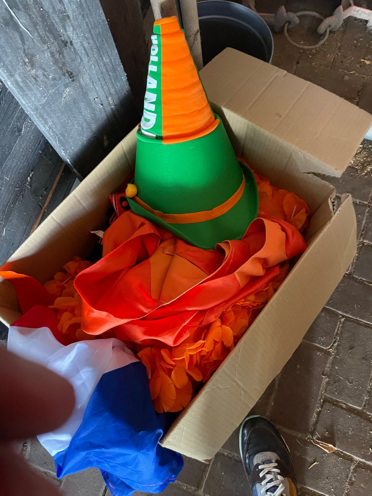 Grote doos oranje versiering en feestartikelen, Ophalen of Verzenden, Gebruikt, Versiering, Oranje of Koningsdag