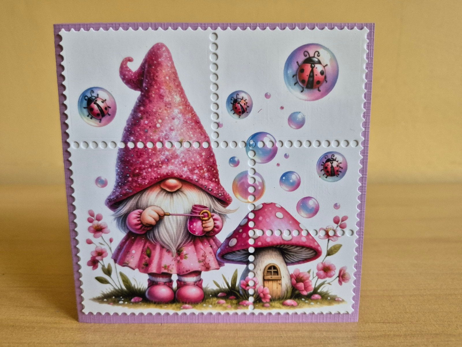 490a) zelfgemaakte kaart- postzegel- gnome, Hobby en Vrije tijd, Ophalen of Verzenden, Nieuw