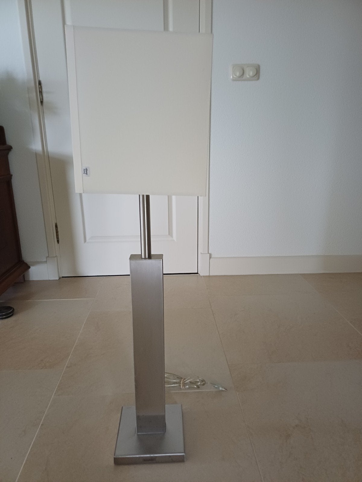 Moderne vloerlamp met witte kap - Bony Design, Huis en Inrichting, Lampen | Vloerlampen, Ophalen, Minder dan 100 cm, Modern, Textiel