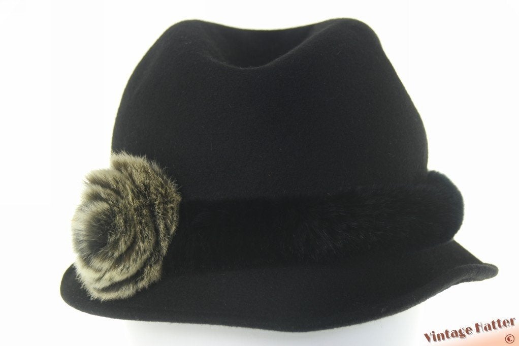 Vintage Dameshoed zwart vilt met rand en bloem van bont 56, Ophalen of Verzenden, Gedragen, 56 of 57 cm (M, 7 of 7⅛ inch), Hoed
