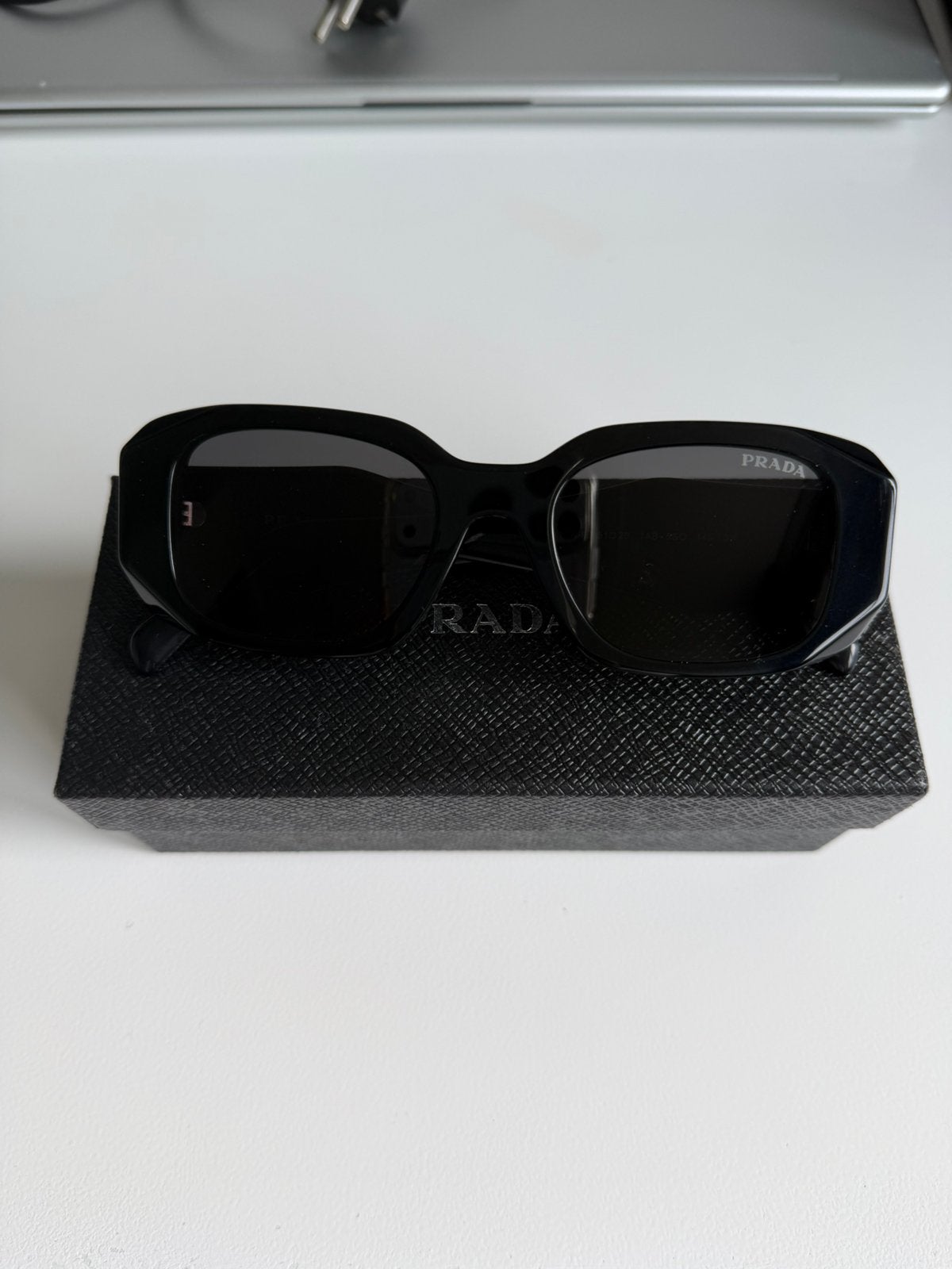 Prada Retro zonnebril, Zonnebril, Prada, Verzenden, Zwart