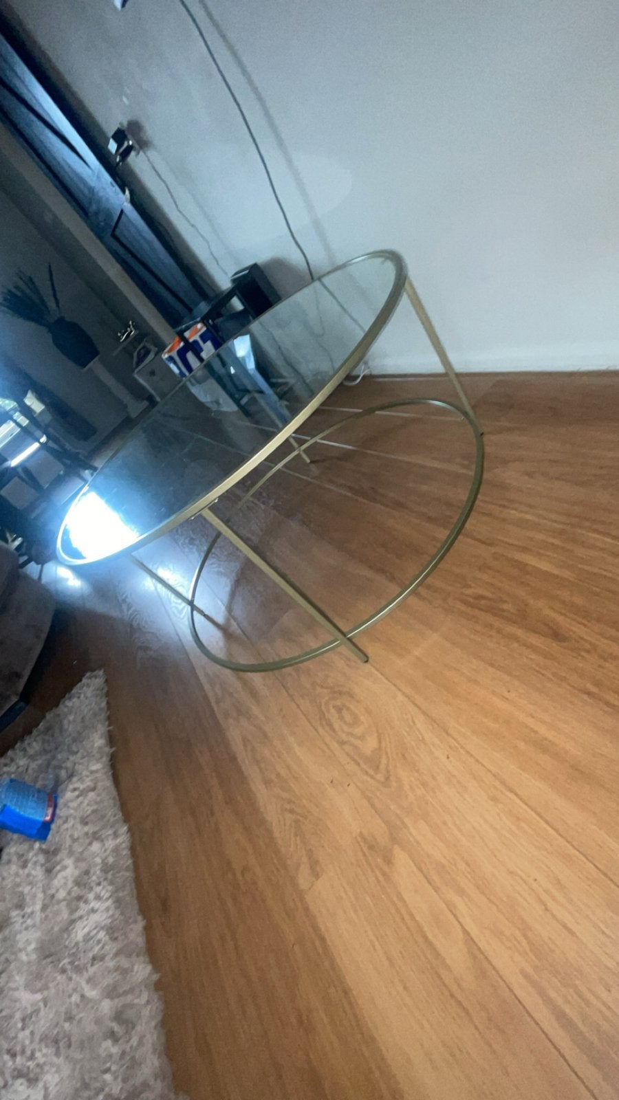 Glazen salontafel met goudkleurig frame, Huis en Inrichting, Tafels | Salontafels, Ophalen of Verzenden, Gebruikt, Rond, Glas