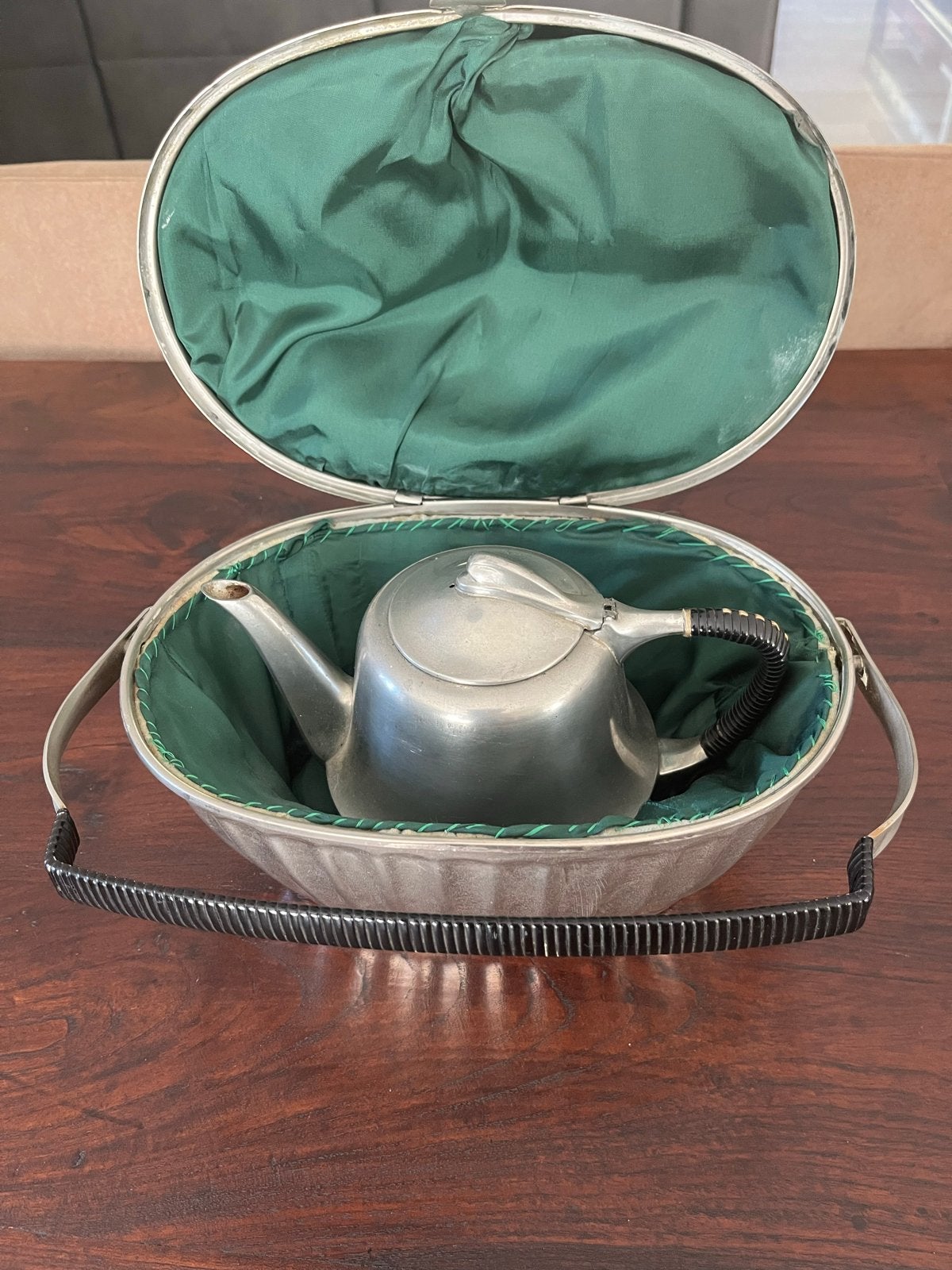 Vintage theepot in geïsoleerde houder, Ophalen