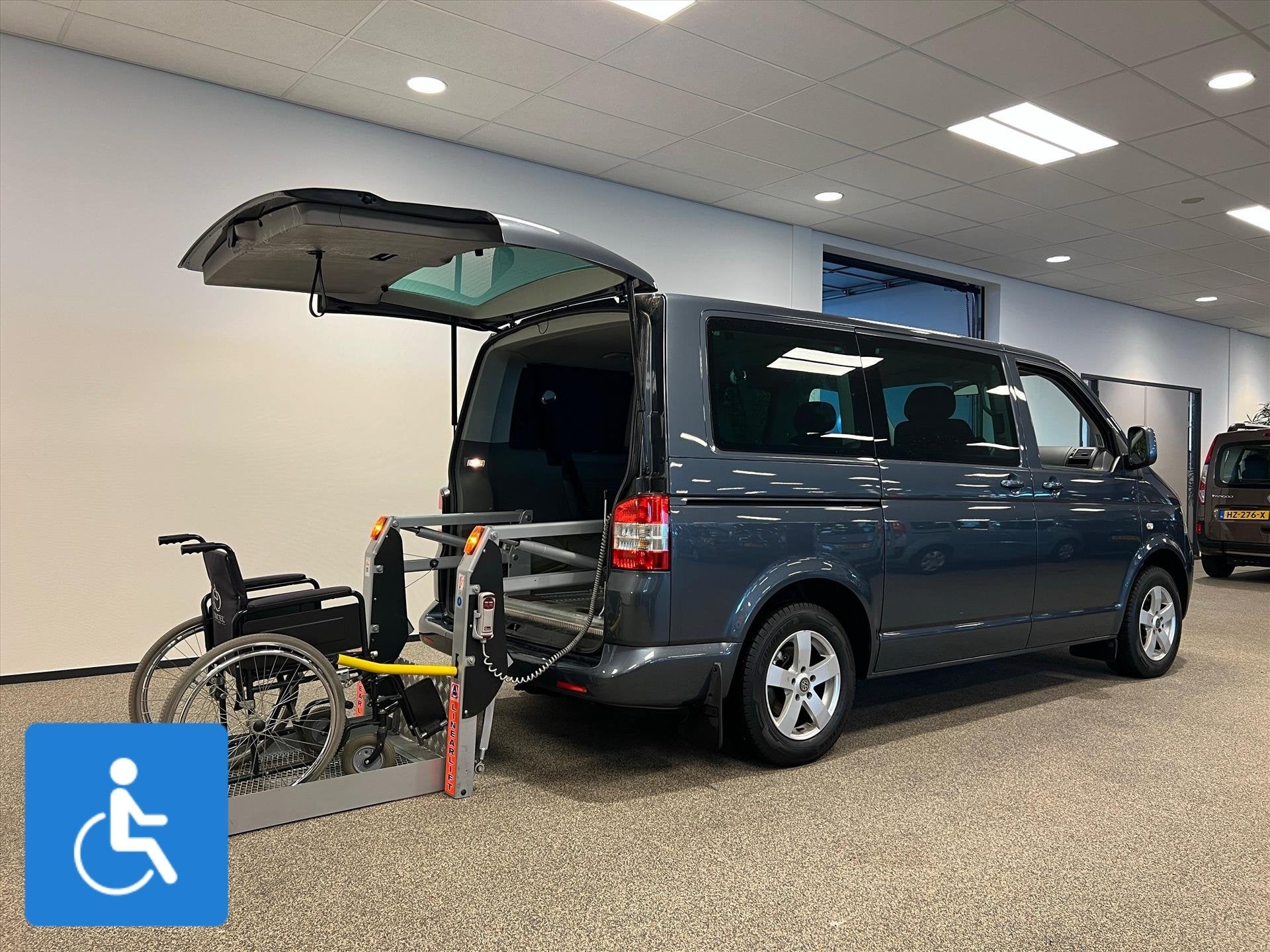 Volkswagen Caravelle L1H1 Rolstoelbus (airco achterin), Auto's, Bestelauto's, 12 maanden, Stof, Gebruikt, Zwart