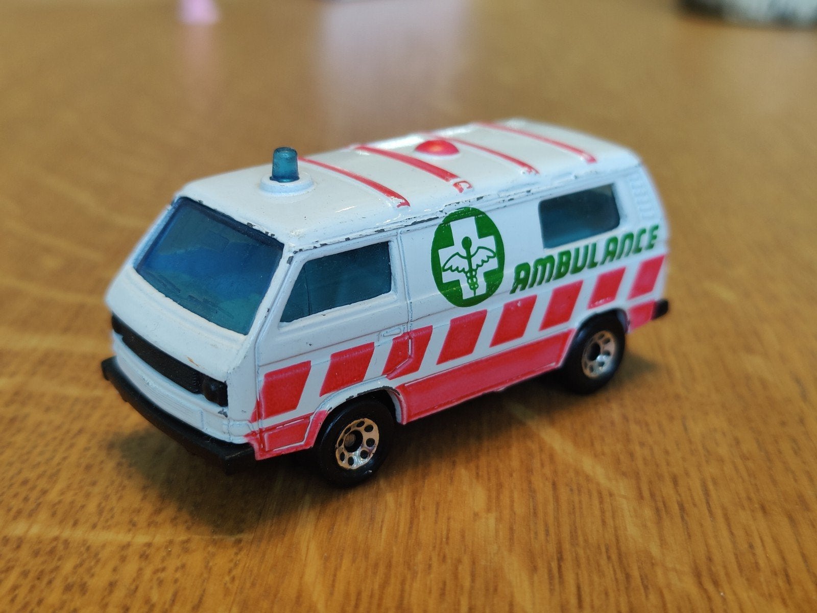 Matchbox Volkswagen T3 Transporter Ambulance, Ophalen of Verzenden, Zo goed als nieuw, Auto