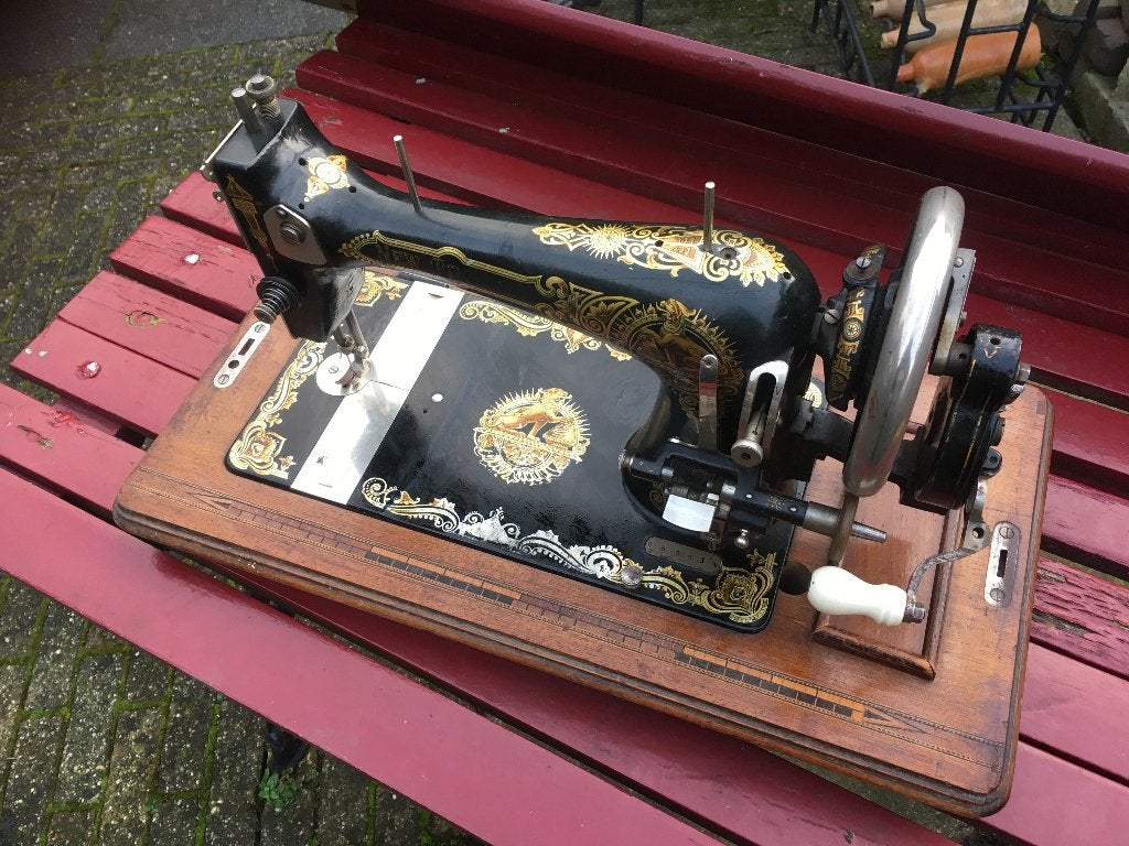 antiek naaimachine new triumph met kap, Ophalen