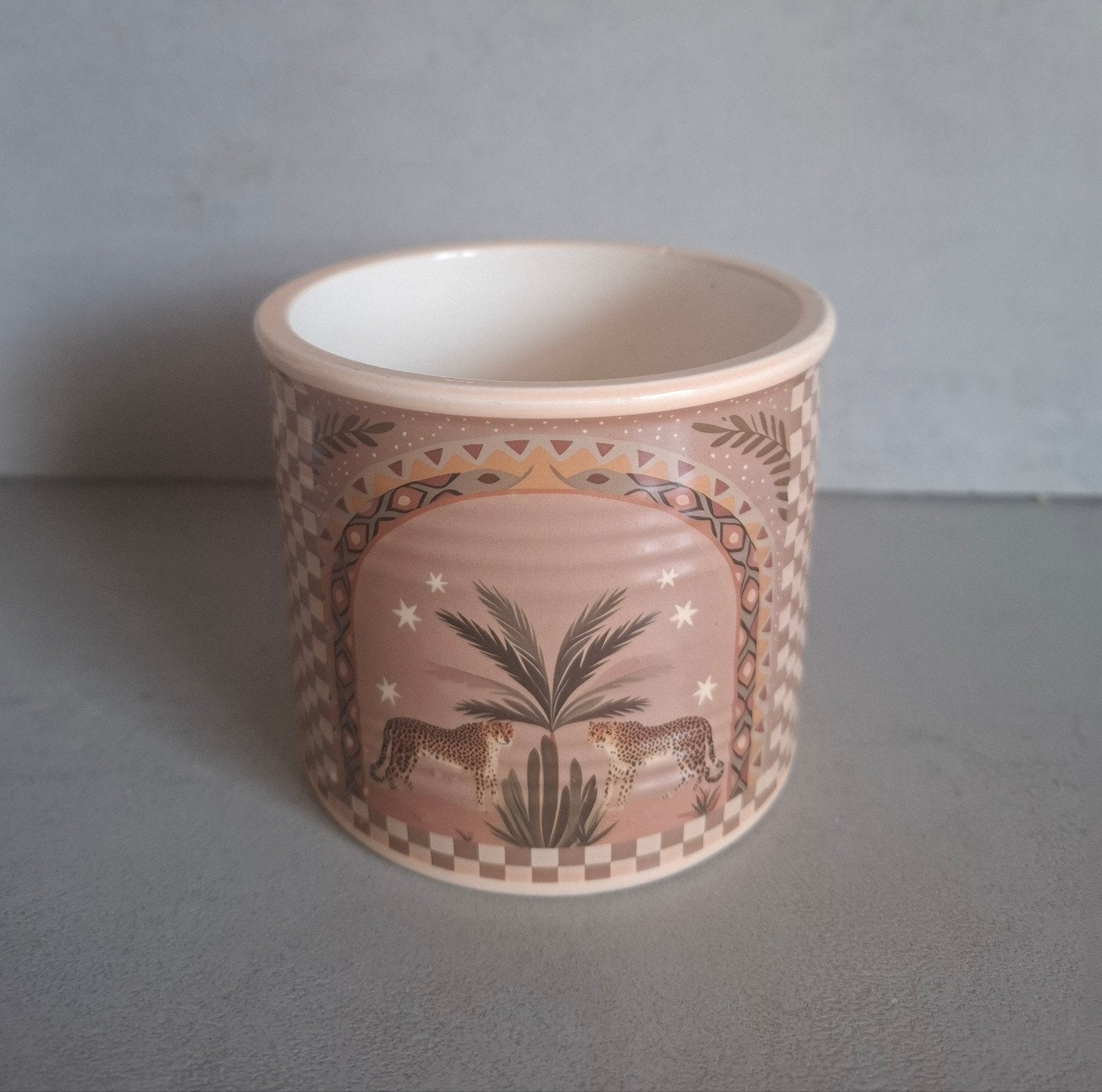 Beige bruine ronde bloempot met opdruk van palm en tijger, Tuin en Terras, Rond, Binnen, Ophalen of Verzenden, Zo goed als nieuw