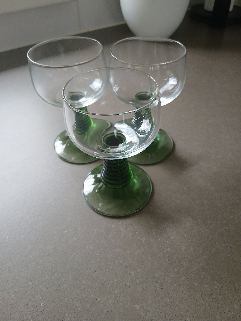 3 glazen met groene voet, Verzamelen, Glas en Borrelglaasjes, Ophalen, Zo goed als nieuw, Overige typen