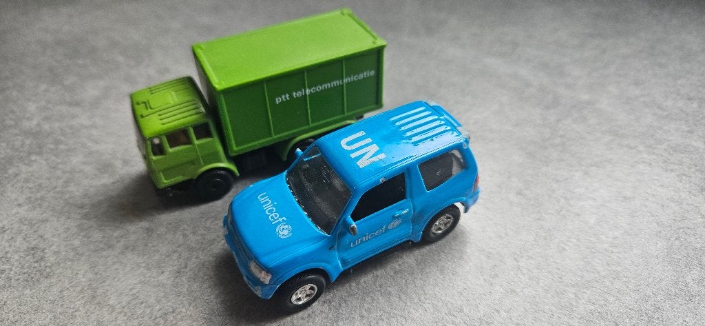 Efsi Mercedes truck PTT en Welly Mitsubishi Pajero "UNICEF", Verzamelen, Ophalen of Verzenden, Gebruikt