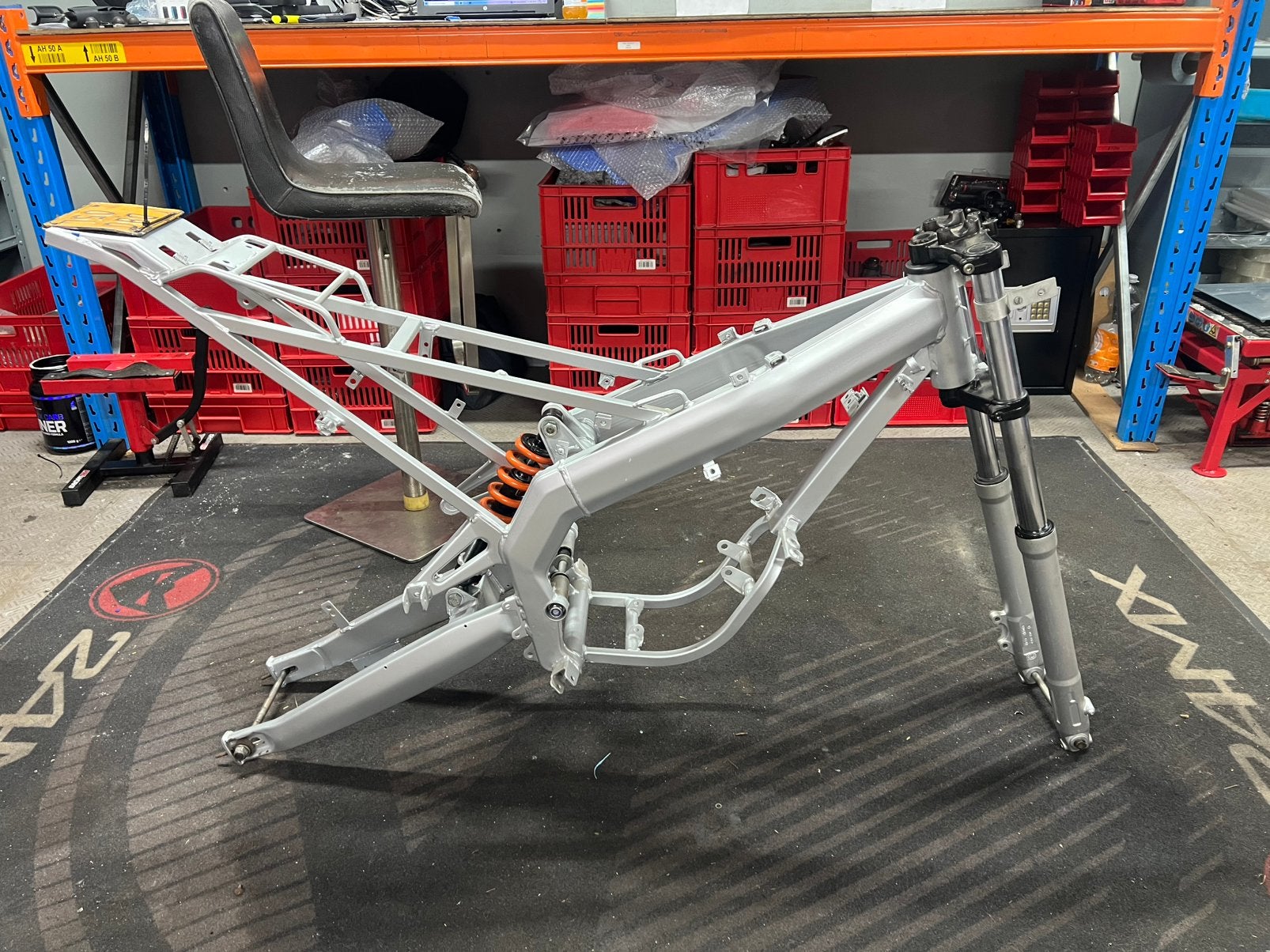 Derbi senda frame incl vork, achterbrug en veer, Fietsen en Brommers, Ophalen, Frame, Frame, voorvork, achterbrug en veer, Derbi senda r