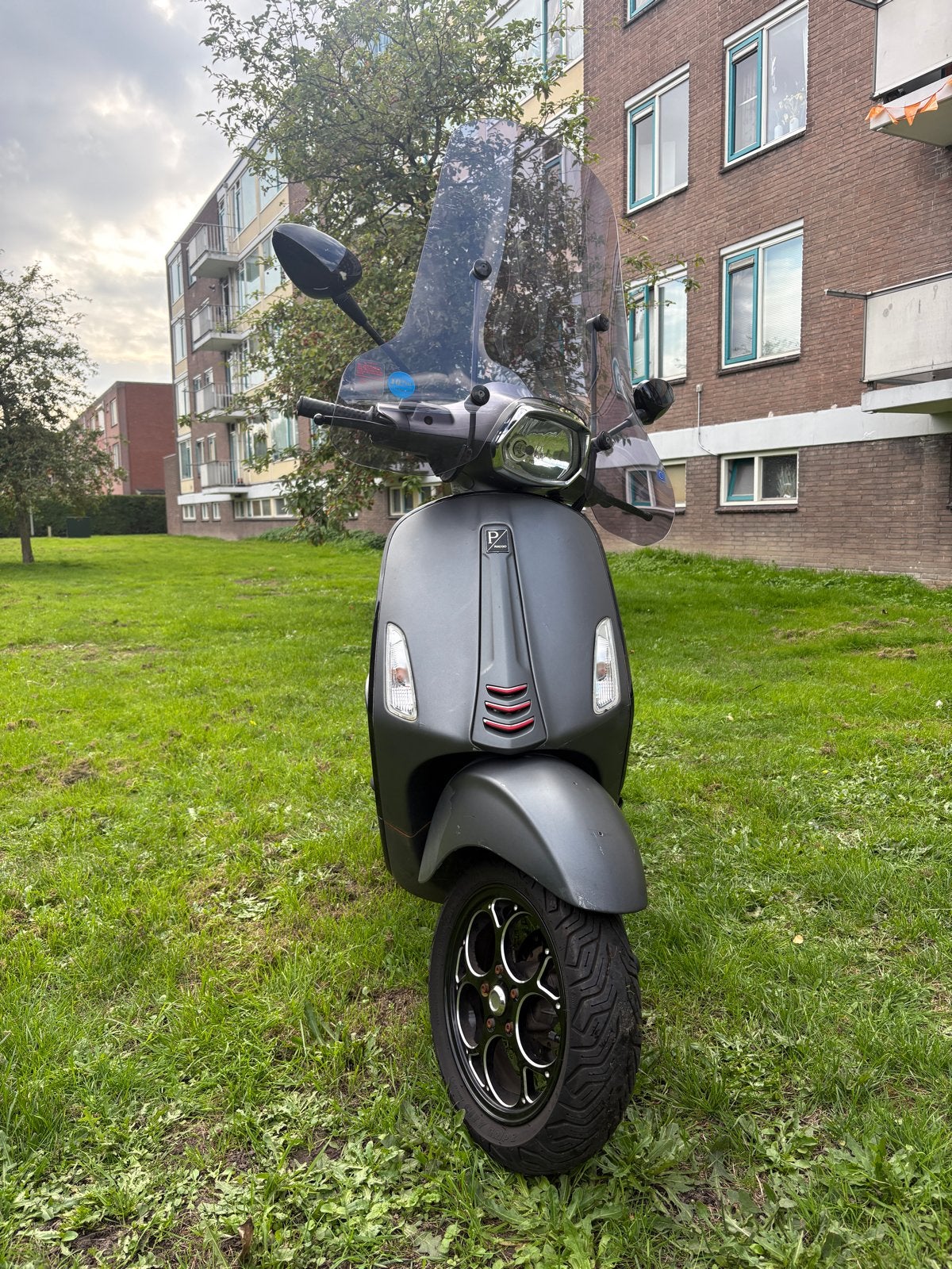 Vespa Sprint 2017 Mat Grijs - Goed Onderhouden, Fietsen en Brommers, Ophalen, Gebruikt