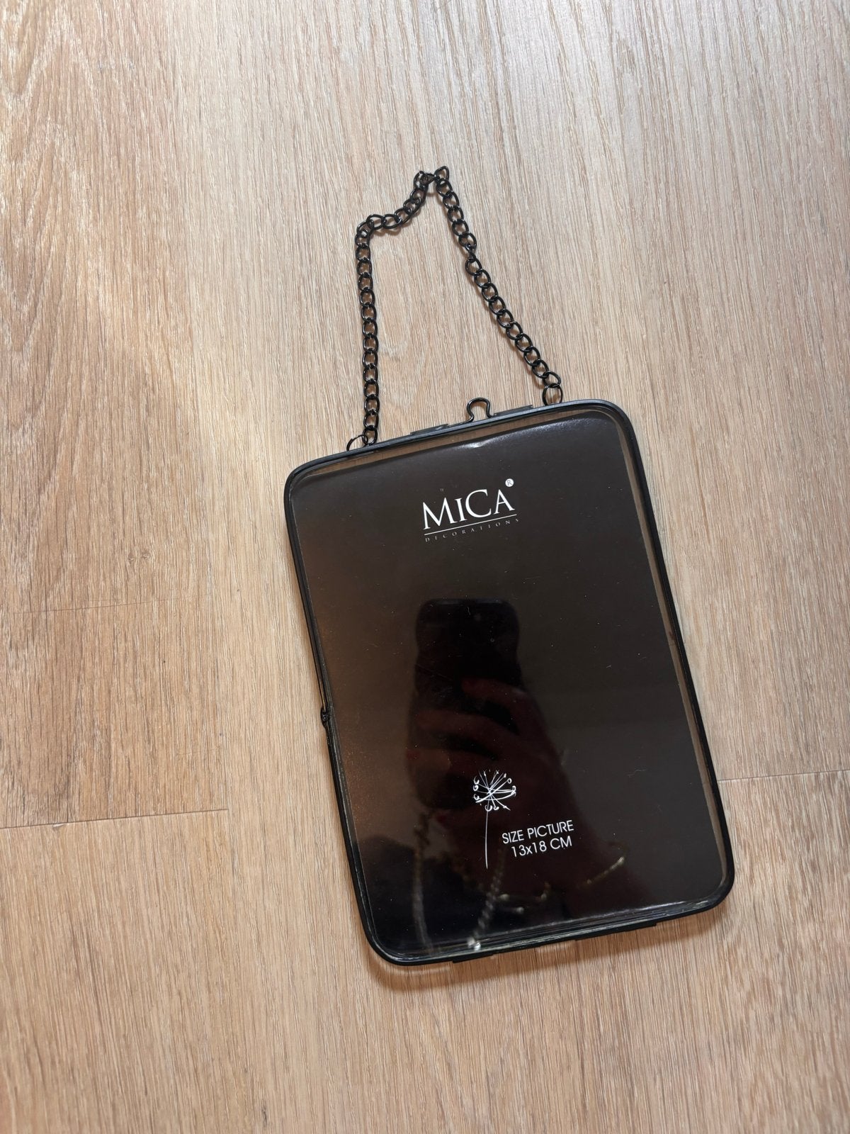 MICA Fotolijst Zwart met Ketting - 13x18 cm, Gebruikt, Ophalen of Verzenden, Fotolijst, Metaal