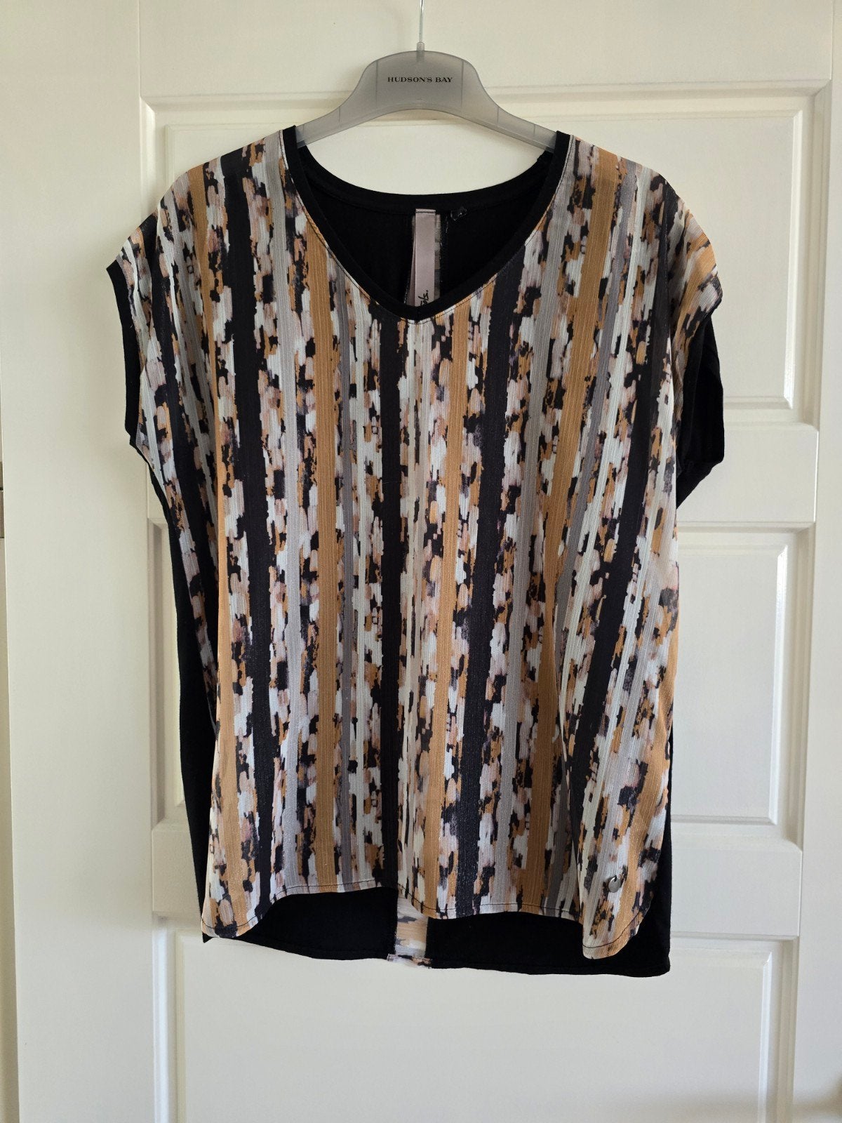 Te koop nieuwe zwart/gele dames top, merk Poools, maat 40., Maat 38/40 (M), Verzenden, Zwart, Nieuw