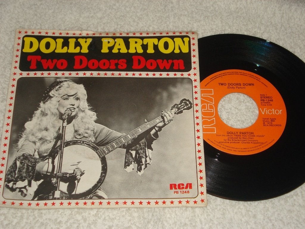 Dolly Parton    Two Doors Down   NL    Orgineel, Fotohoes, Ophalen of Verzenden, Zo goed als nieuw, Country en Western