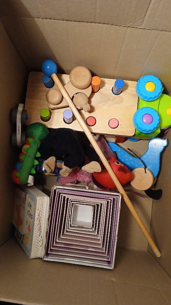 Gratis af te halen: doos met wat babyspeelgoed en knuffels, Ophalen, Gebruikt, Auto, Met wieltjes