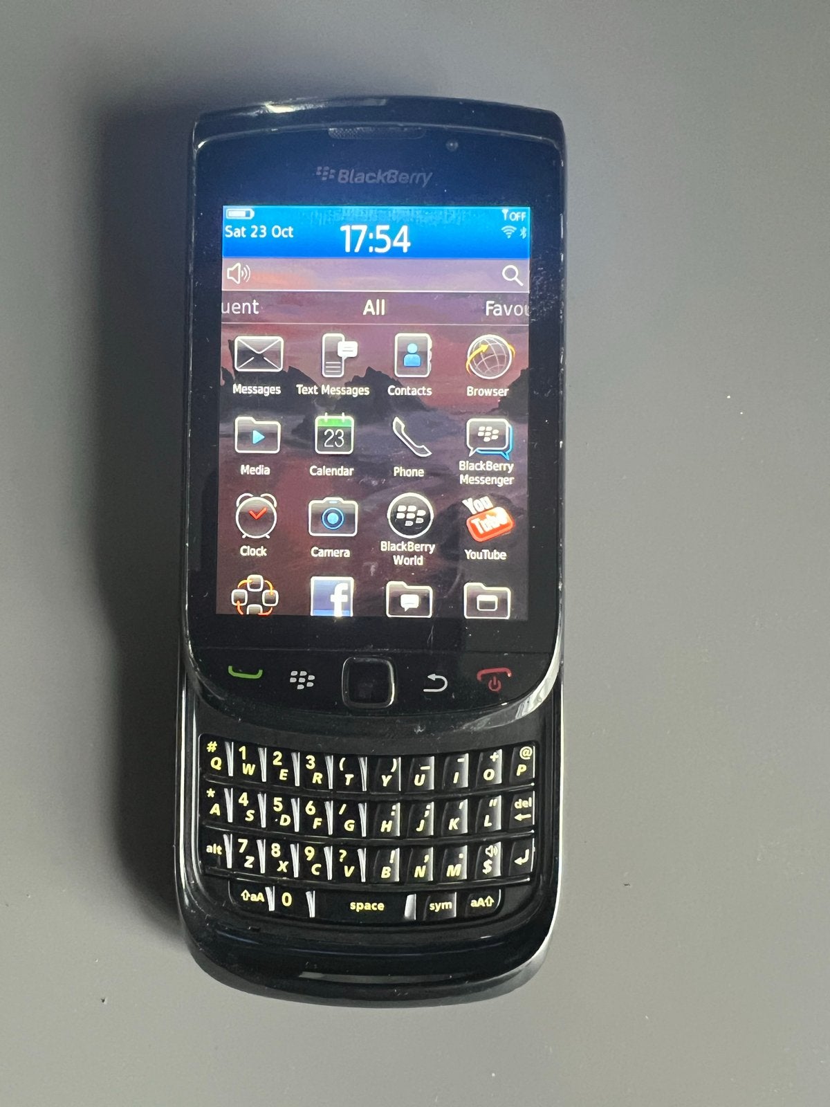 BlackBerry telefoon met QWERTY toetsenbord, Telecommunicatie, Mobiele telefoons | Blackberry, Gebruikt, Zwart, Touchscreen, 3 tot 6 megapixel