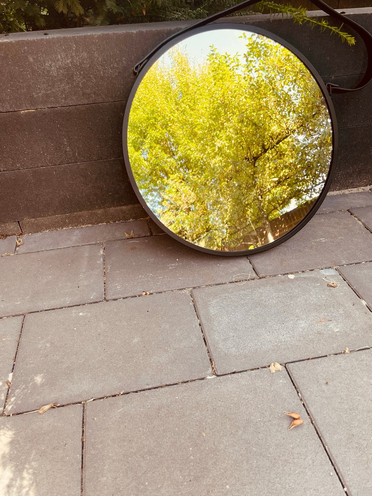 Mooie ronde spiegel met leren band - 45 cm doorsnede, Huis en Inrichting, Ophalen, Minder dan 50 cm, Gebruikt, Rond