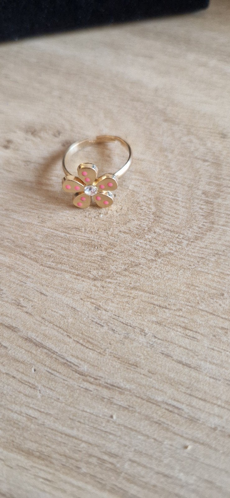 Gouden ring met bloem en roze stippen, Ophalen of Verzenden
