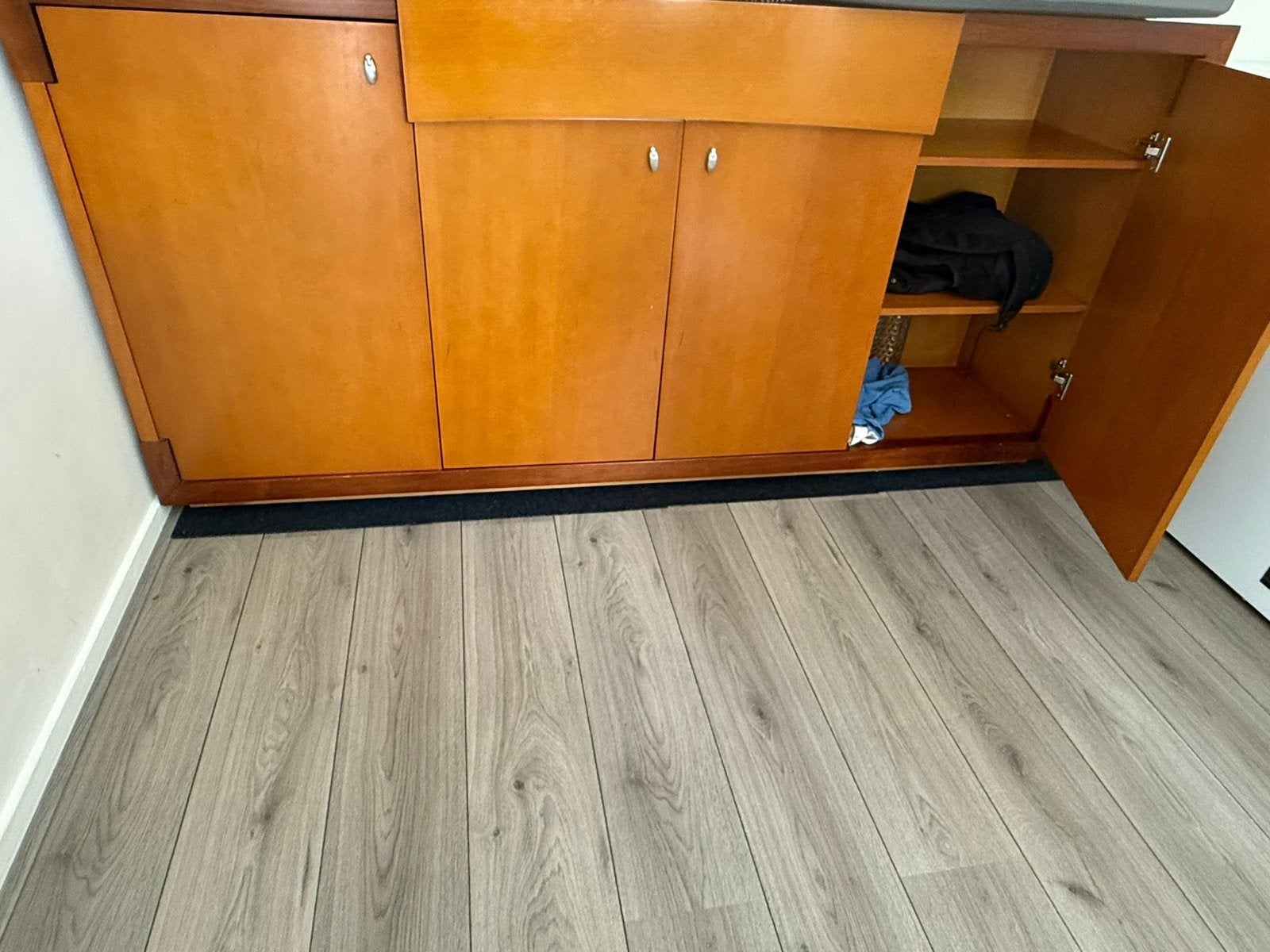 Houten dressoir met deuren en planken, Gebruikt, Ophalen of Verzenden, 200 cm of meer, Overige houtsoorten
