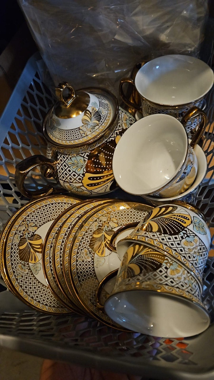 antieke kopjes met schotels en theepot, Ophalen
